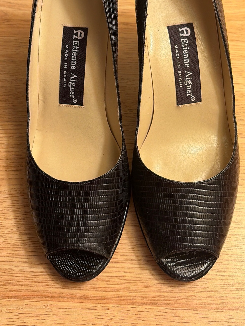 Timeless and beautiful Etienne Aigner black leather pumps